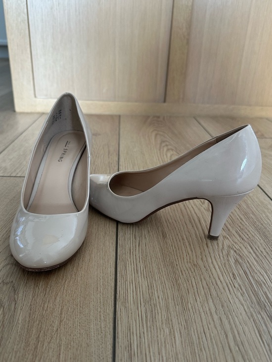 Call It Spring Shoes - Women’s Call It Spring Nude Neutral Patent Round-Toe Mid Heels GUC Size 7.5